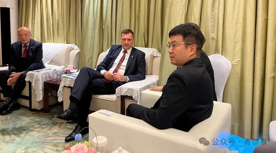 斯洛伐克副总理托马什·塔拉巴与Z6尊龙董事长闫巍在第七届进博会期间就绿...